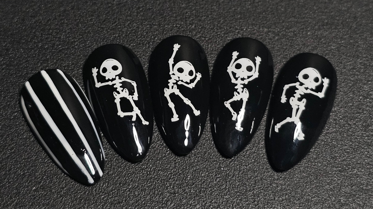 Scary Skeletons: Press on Nails