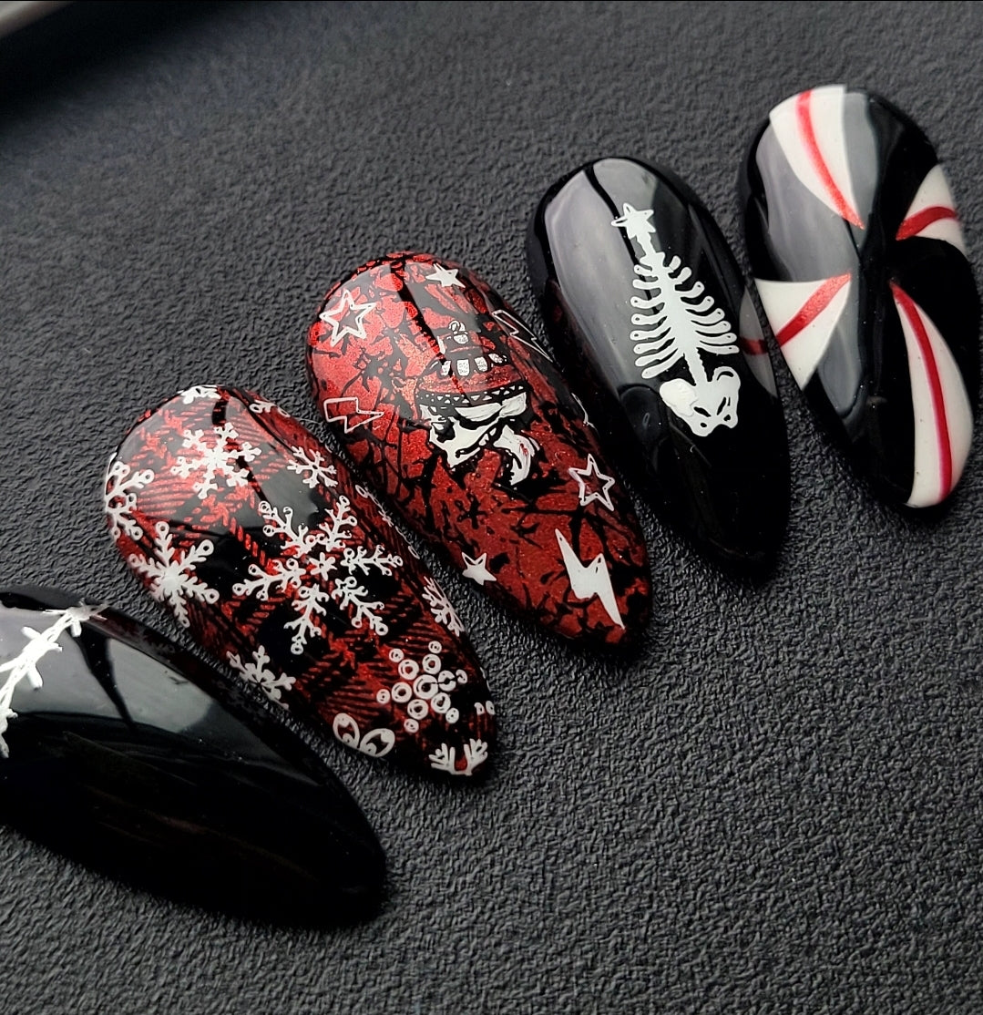 Rockin around the Xmas tree: Press on Nails