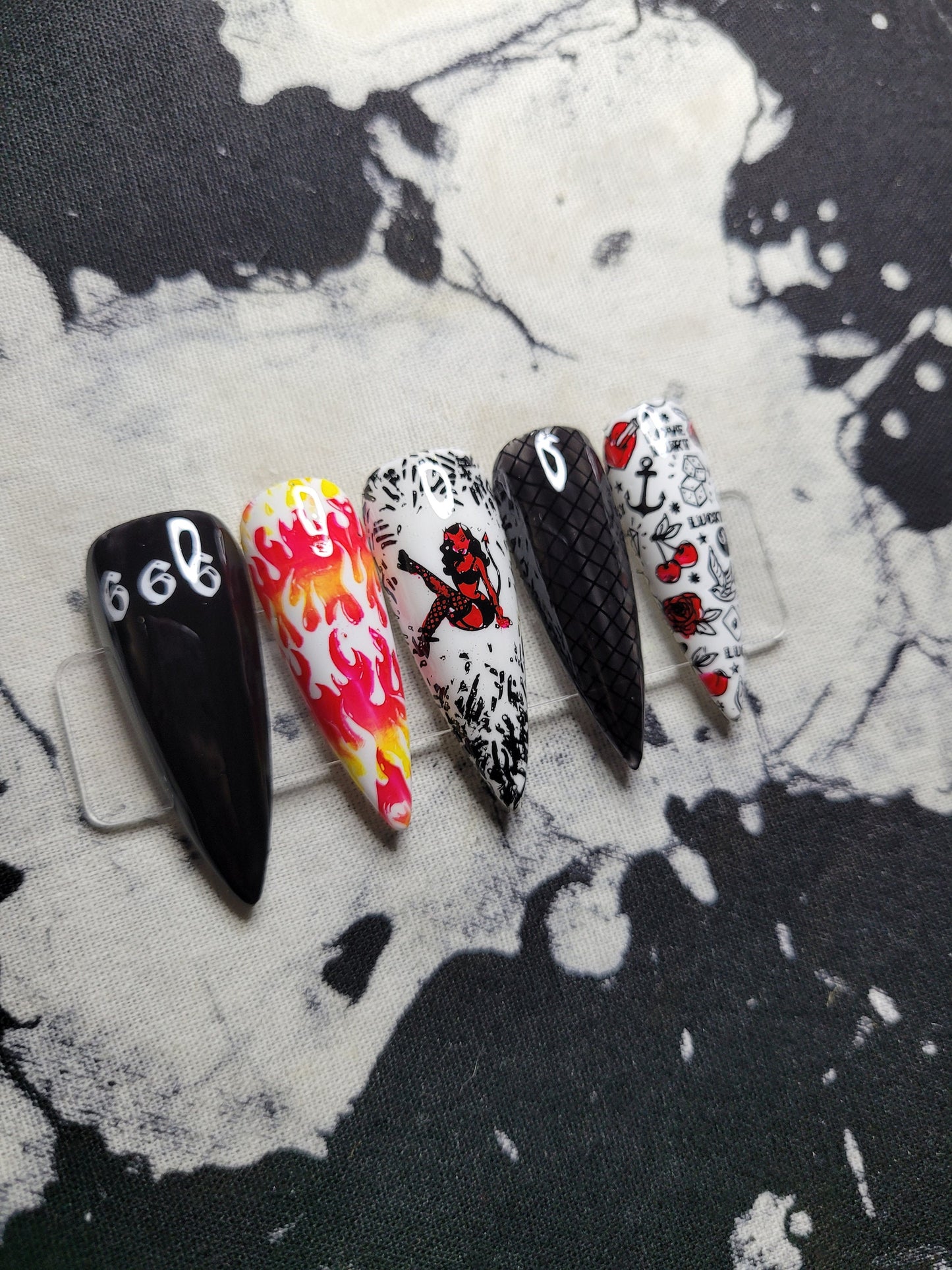 Get Un-Lucky Press on Nails