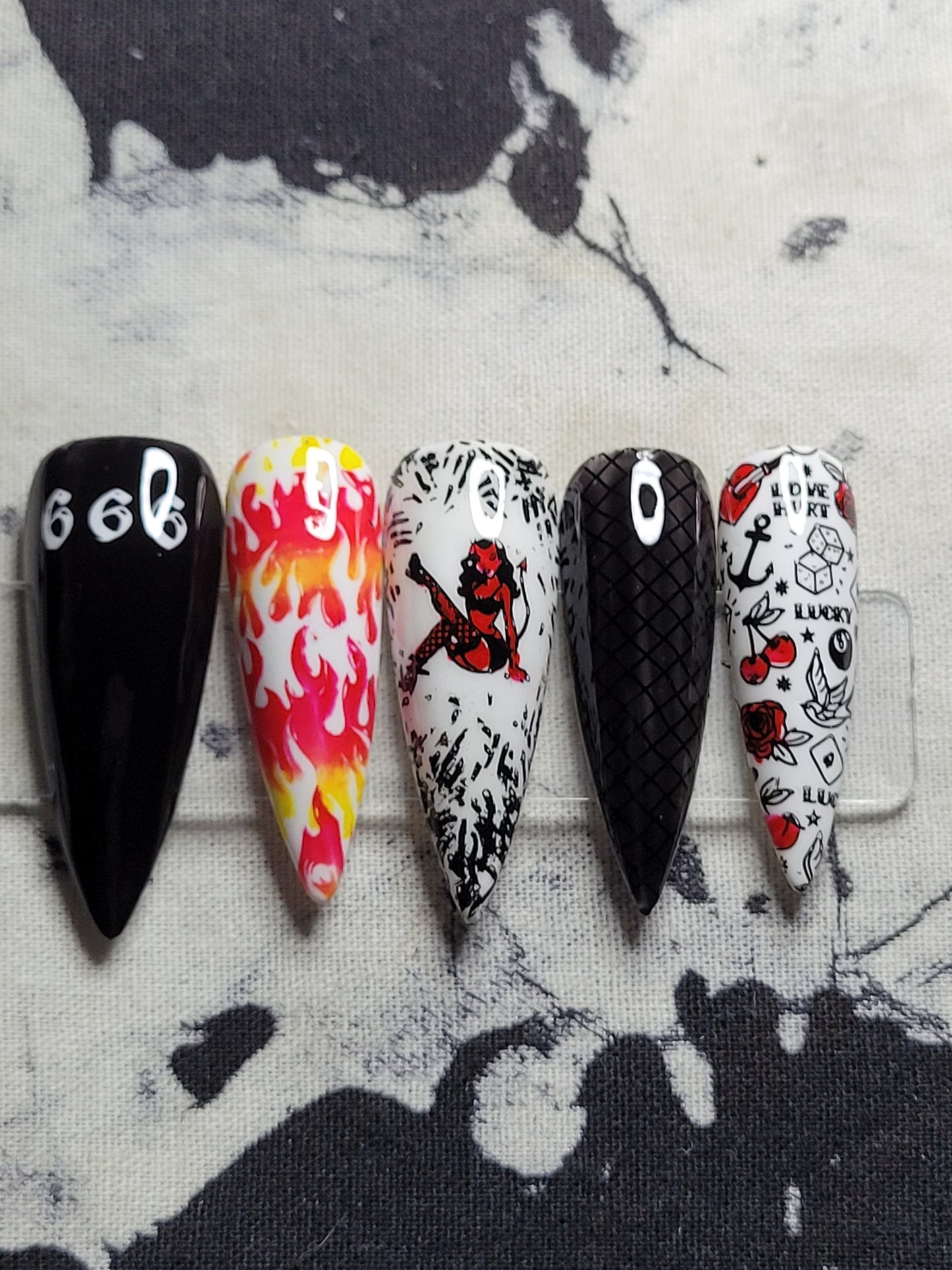 Get Un-Lucky Press on Nails