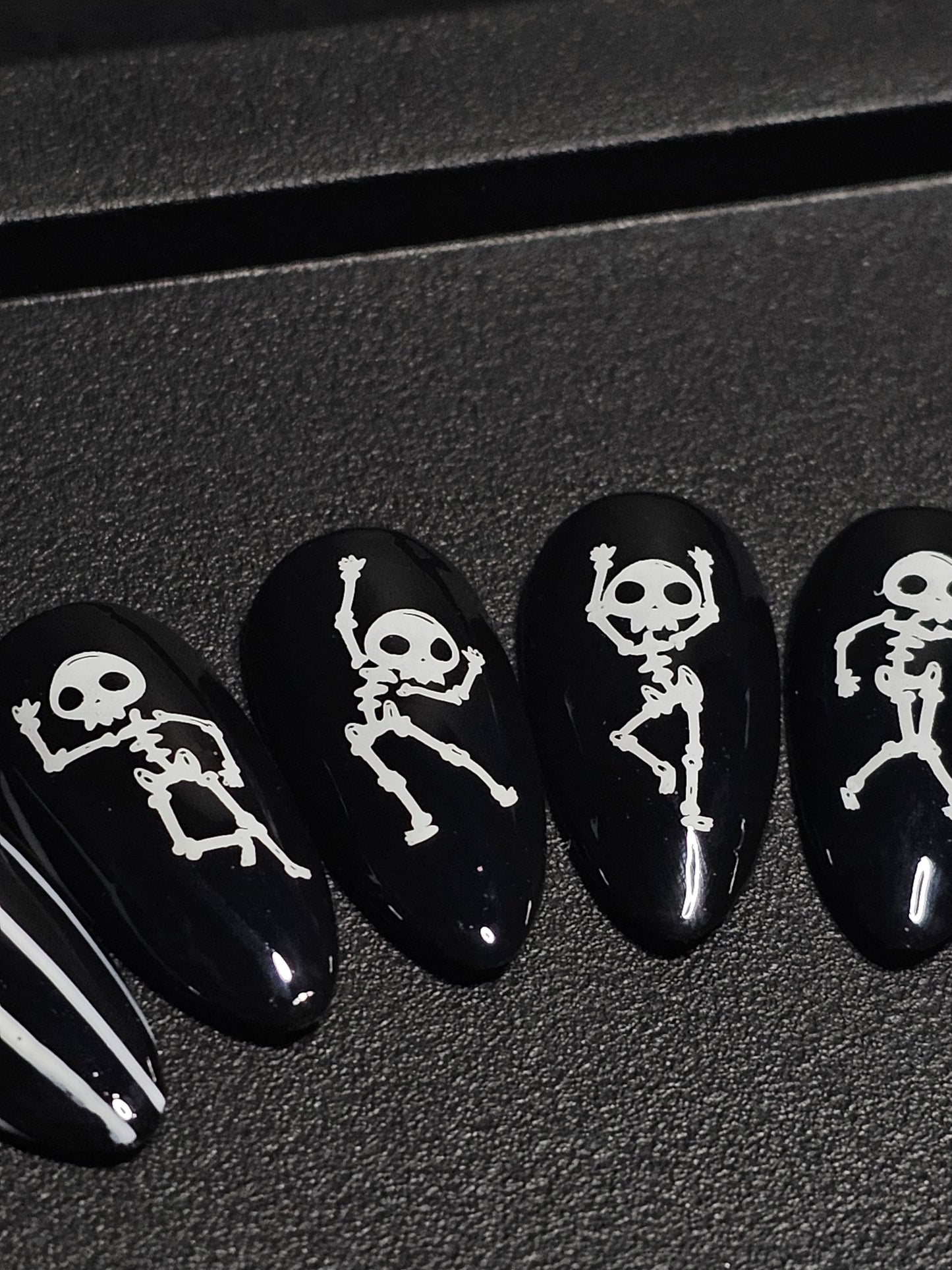 Scary Skeletons: Press on Nails