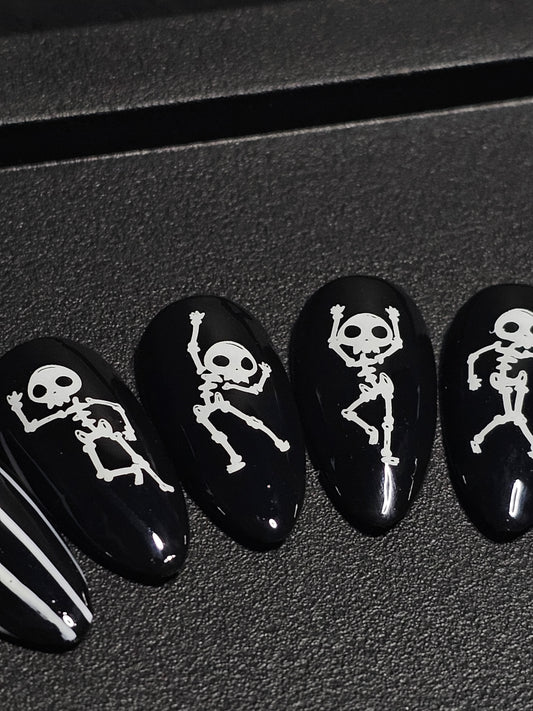 Scary Skeletons: Press on Nails
