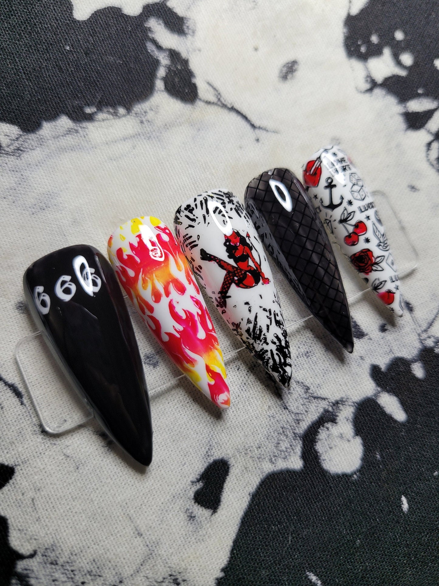 Get Un-Lucky Press on Nails